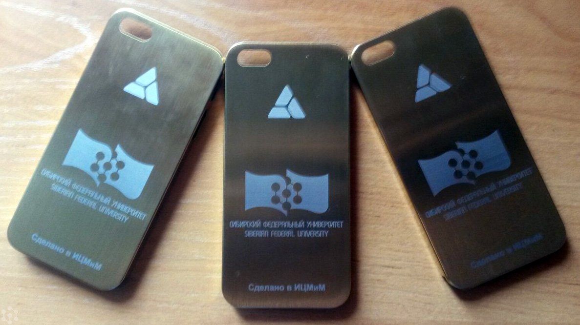 Стенды в холе МВДЦ «Сибирь», чехлы для iPhone с символикой ИЦМиМ СФУ