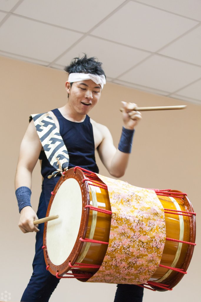 Японское барабанное шоу himitsu. Тайко барабан ансамбль. Японские барабанщики. Японские барабаны. Барабан Япония.