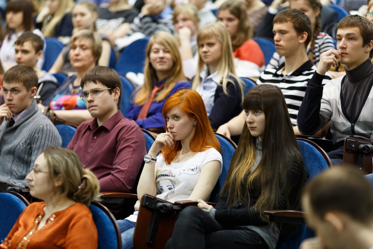 Университетские научные конференции. Студенты на лекции. Студенты на семинаре. Лекция для молодежи. Молодежь России.