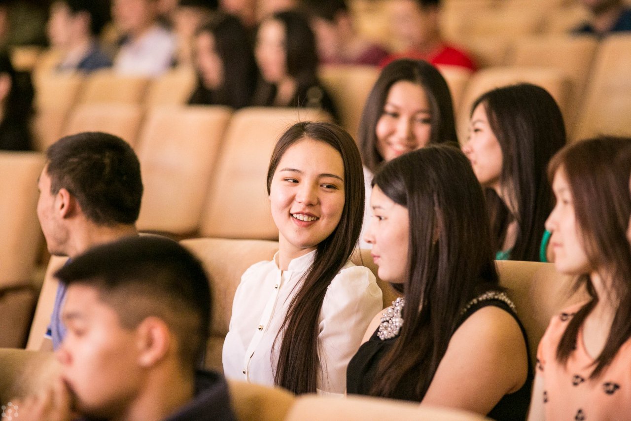 Грант на обучение в корее. Студенты Кыргызстана. Студенты киргизы. Иностранные студенты в вузах Бишкека. Казахские девушки студенты.